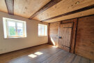 Ein Raum im Obergeschoss, mit viel Holz gestaltet.