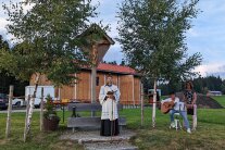 Ein neues Feldkreuz bei Oberreute erhielt den priesterlichen Segen.
