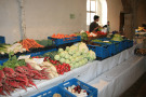 Marktstand mit regionalem Gemüse wie Rettiche, Radieschen, Kohlrabi oder Blumenkohl in ehemaliger Klosterräumlichkeit. 
