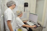 Zwei Personen besprechen etwas an einem Computerbildschirm