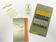 Verschiedene Anhängeetiketten mit dem Hinweis auf recycelte Materialien.
