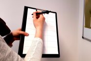 Person hakt eine Checkliste ab