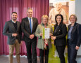 Gruppenbild mit Ministerin Kaniber bei der Urkundenverleihung Coaching Senioreneinrichtung mit Preisträger des Senioren Wohnstifts Mozart Ainring