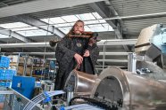 Mann mit Musikinstrument in Fabrikhalle