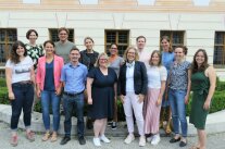 Gruppenfoto der ILE-Umsetzungsbegleitungen vor dem Kloster.