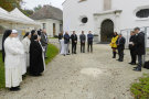 Die Festgäste und Ordensschwestern vor der Prälatur des Klosters.