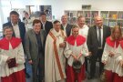 Segnung der neuen Gemeindebücherei mit Ministranten, Pfarrer und Politikern.