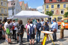 Schulklasse vor einem Ausstellungspavillon auf dem Mindelheimer Marienplatz.