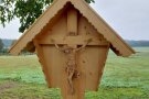 Das neue Feldkreuz ist komplett aus Holz gearbeitet.