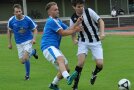 Ein Zweikampf zwischen zwei Fußballern gegnerischer Teams.