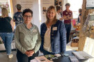 Zwei Damen am Herbstmarktstand der Heimatunternehmen und des Amts.