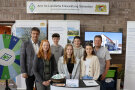 Gruppenbild der Auszubildenden am Messestand