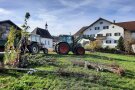 Bestellte Pflanzen auf einer grünen Wiese bei Enzenstetten.