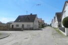Blick in die Obere Dorfstraße in Birkhausen mit mehreren Schlaglöchern.