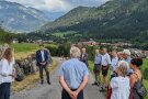 Die Anwesenden im Gespräch an einem neu ausgebauten Weg.