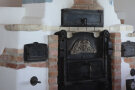 Blick auf den historischen Holzbackofen im Backhaus.