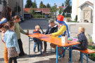 Ein Luftballonkünstler mit Kindern und Erwachsenen.