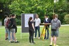 Schüler und junge Kollegen an einer der Stationen im Stadtgarten.