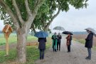 Bei Regen wurde das neue Erkheimer Feldkreuz gesegnet.