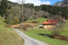 Ein ausgebauter Weg nördlich von Vorderhindelang.