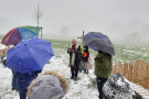 Pfarrer und Besucher im Schnee.