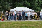 Gruppenbild vor dem Pavillon des Amts für Ländliche Entwicklung Schwaben.