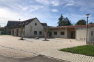 Der neue Dorfplatz mit Feuerwehr- und Dorfgemeinschaftshaus.