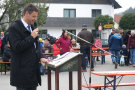 Amtsleiter Christian Kreye spricht mit Mikrofon zu den Gästen.