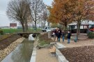 Ein neugestalteter Platz am Bach in Birkhausen.