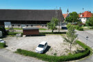 Der neue Parkplatz beim Feuerwehrhaus aus der Luft betrachtet.