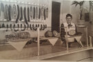 Ein altes Schwarzweißfoto, das Bibiana Kraus in der 1929 eröffneten Metzgerei zeigt.