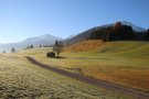 Wirtschaftsweg in einer vernebelten Berglandschaft. 