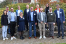 Gruppenfoto in zwei Reihen mit den Vortragenden des Netzwerktreffens.
