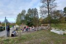 Menschen bei der Einweihung des neuen Platzes in Langenneufnach.