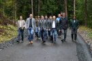 Eine Gruppe von Menschen läuft Bergab.  
