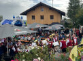 Musiker und Besucher vor dem Firmengebäude.