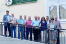 Gruppenbild der an der Dorferneuerung Beteiligten vor dem Vereinsheim.