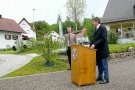 Am Rednerpult steht der Leiter des Amts für Ländliche Entwicklung Schwaben, neben ihm der Kronburger Bürgermeister.