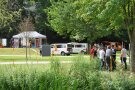 Im Stadtgarten Krumbachs stehen Vermessungsbusse, ein Pavillon und verschiedene Stationen.