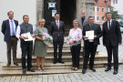 Eine kleinere Auswahl der Ehrengäste und die Betroffenen stellen sich zum Gruppenfoto.