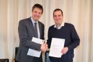 Händeschütteln zwischen zwei Personen bei der Übergabe des Förderbescheides.