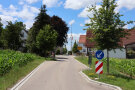 Eine Verengung am östlichen Ortseingang, die den Verkehr beruhigt.