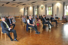 Blick in den Herzog-Tassilo-Saal mit den sitzenden Gästen.