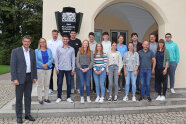 Gruppenbild der neuen Azubis mit ihren Tutorinnen und Tutoren, Personalrat und Amtsleitung.