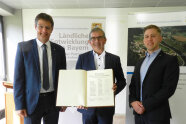 Der Bürgermeister von Langenneufnach und Vertreter des Amts für Ländliche Entwicklung Schwaben mit der unterschriebenen Gründungsurkunde.