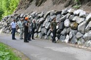 Große Granitsteine sichern die Böschung an dem Alpweg im Retterschwanger Tal.