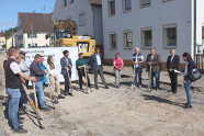 15 Leute nahmen am Spatenstich in Neuburg teil.
