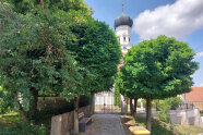 Der neugestaltete Zugang zur Kirche.