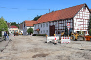 Blick zur Baustelle, die Asphaltschicht ist bereits abgetragen.