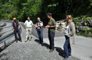 Alpwegebeauftragter Georg Baur informiert vier Personen über die Baumaßnahmen am Alpweg im Retterschwanger Tal.